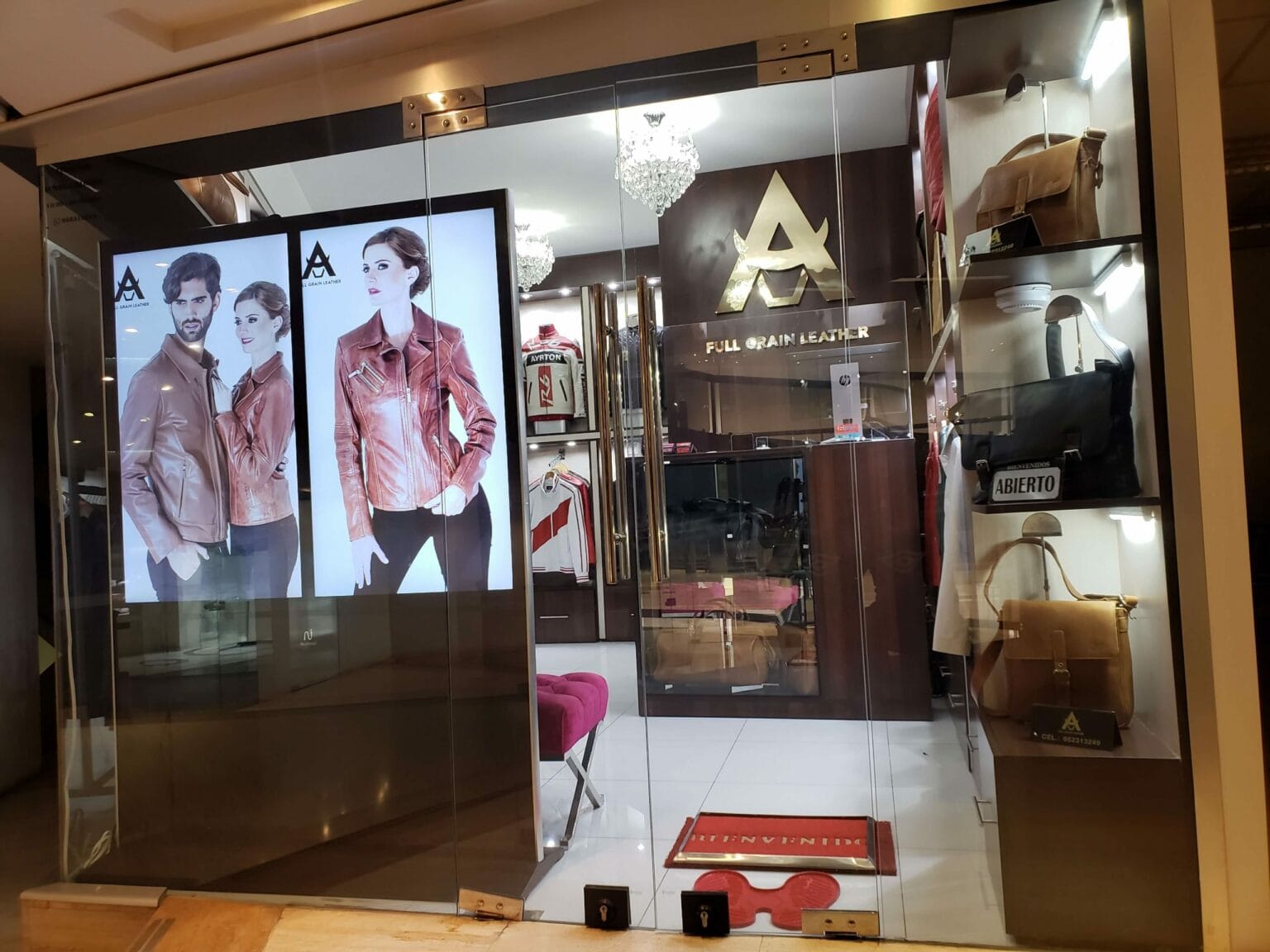 Vitrina de la tienda Full Grain Leather con casacas y maletas de cuero