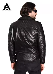 Casaca de cuero biker hombre, ejemplo de buen calce