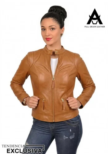 Casaca de cuero camel para mujer con grabado en relieve, modelo Artemisa 201798