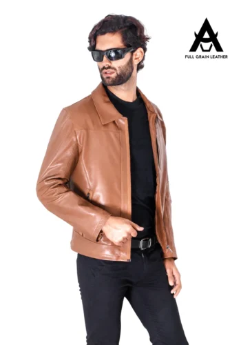 Casaca de cuero marrón para hombre, vista frontal con el cierre abierto